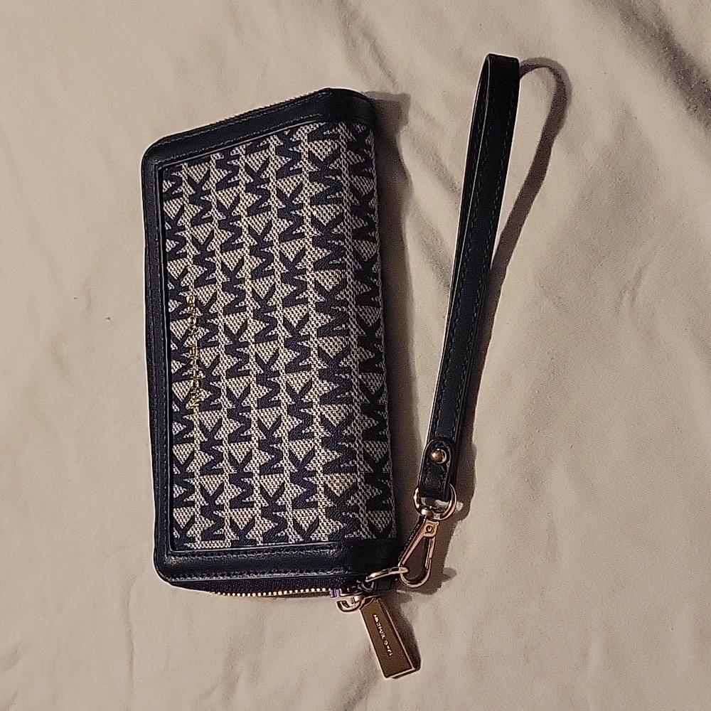 Michael kors wristlet